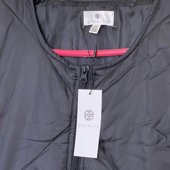 NWT Lightweight Quilted Vest that is a Oversized and Modern Fit Black Size S/M - Picture 2 of 8